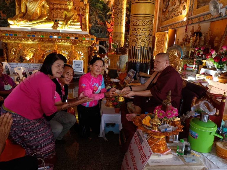 หลวงพ่อครูบาธรรมชัย มอบเงิน 40,000 บาท เพื่อสมทบทำบุญผ้าป่าโรงเรียนผู้สูงอายุภูมินทร์เพื่อการเรียนการสอน